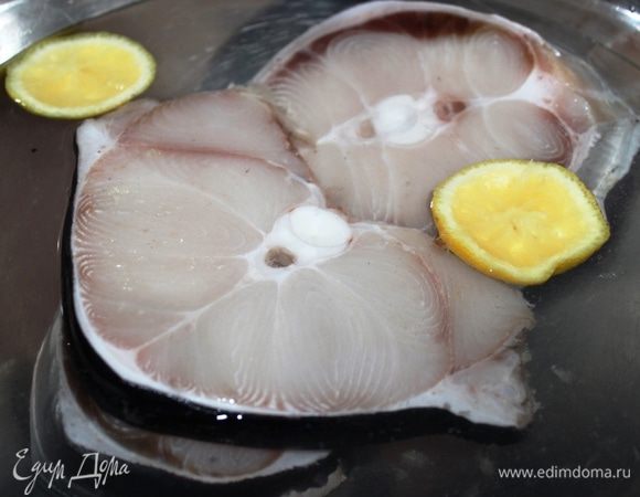 Стейки акулы необходимо замочить в холодной воде с добавлением сока лимона (минимум на 2 часа), чтобы избавиться от характерного аромата.