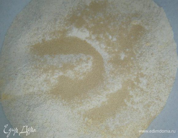В миску просеять 3 вида муки, добавить дрожжи и всё хорошо перемешать.