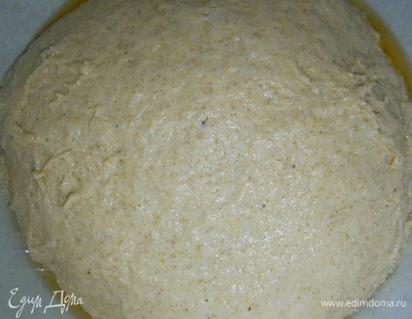 В воде растворить мед, и, постепенно вливая медовую воду  в мучную смесь, замесить тесто,  в конце добавить соль, смолотые семена укропа и масло. Тщательно вымесить в течении 15 минут (тесто должно быть немного липкое),  выложить в смазанную маслом посуду, накрыть плнкой ( или влажным полотенцем) и дать подойти в течении 1 часа.