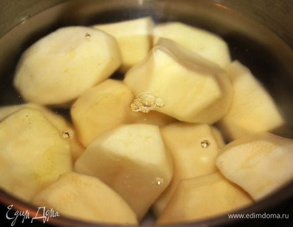 Картофель очистить, нарезать на четвертинки и отварить в подсоленной воде до готовности (примерно минут 20).