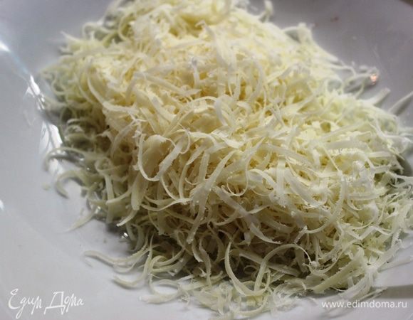 Сыр натереть.
