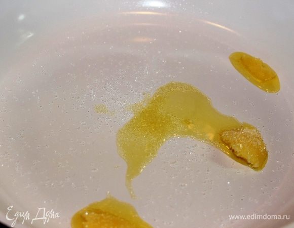 Лук очистить и нарезать кружочками. На сковороде нагреть топленое масло и сахарный песок...