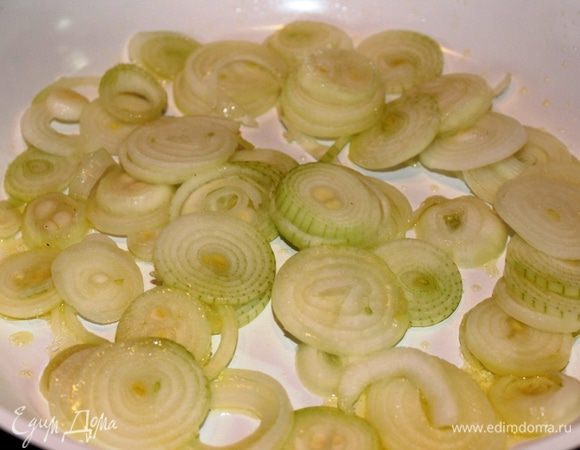 Выложить нарезанный лук и поджарить...