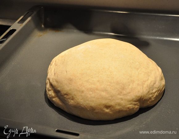 Итак, тесто подошло. Подровнять бока, если нужно.