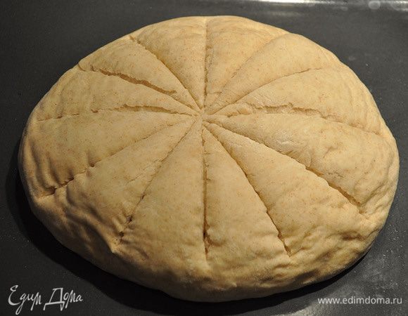 Сделать ножом неглубокие надрезы. Мое тесто сильно и быстро поднялось, полотенце перестало его закрывать и верх немного подсох. Видно, что надрезы немного ломали поверхность.