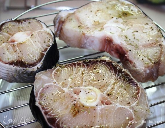 Стейки акулы обсушить бумажным полотенцем, посолить, поперчить и смазать маслом. Выложить на решетку аэрогриля.