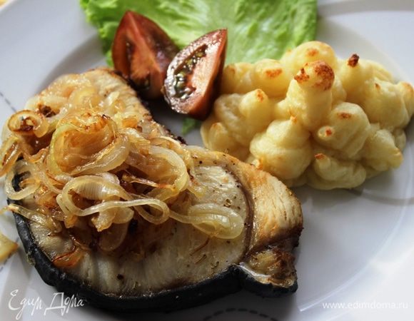 Мясо акулы очень нежное, белого цвета...готовить слишком долго не надо, чтобы не пересушить. После приготовления кожицу лучше снять (она жестковатая). Подавать рыбу с картофельно-сырными башенками под сладким луком и с овощами. Попробуйте обязательно! Это вкусно))