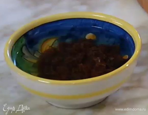 Изюм замочить в теплой воде.