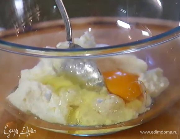 К творогу добавить яйцо и сахар, все посолить и перемешать.
