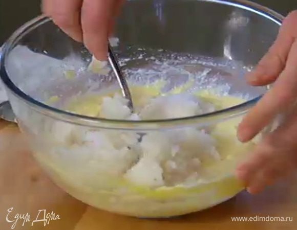 Влить ванильный экстракт, добавить 3–4 ст. ложки отваренного риса, все вымешать.