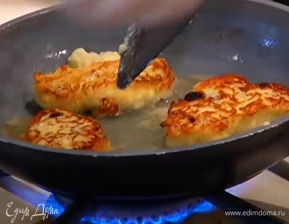 Разогреть в сковороде сливочное и оливковое масло, с помощью двух ложек сформировать сырники и обжарить их до готовности с двух сторон. Подавать со сметаной.