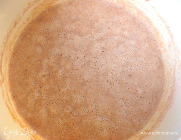 Закваску я готовила так же, как в рецепте трехдневного серого хлеба, который уже выставляла, повторяюсь в который раз: http://www.edimdoma.ru/retsepty/61962-trehdnevnyy-seryy-hleb-bez-drozhzhey      Вы можете использовать обычный не сладкий йогурт. Если хотите сделать закваску постную, используйте овсяный питьевой йогурт, как из него сделать закваску описываю подробно! И так, закваска:
Смешать 75 г цельнозерновой муки с питьевым йогуртом растительным. Закрыть пленкой и поставить в теплое место на 24 часа. Перемешать, оставить еще на 24 часа. Добавить еще 75 г цельнозерновой муки и 75 мл воды, перемешать, оставить на 24 часа. Смешать закваску с 2 ст. л. пшеничной муки, оставить на ночь в теплом месте.