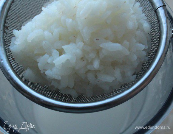 Рис хорошо промыть. Засыпать в кастрюлю с кипящей водой и варить на слабом огне 20 минут. Отвар слить и охладить. Нам понадобится 200 мл рисового отвара.