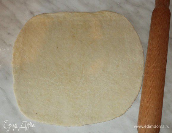 Рабочую поверхность слегка подпылить мукой и раскатать тонкий корж. 