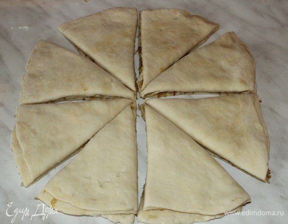 Разрезать стопку коржей на 8 равных частей.