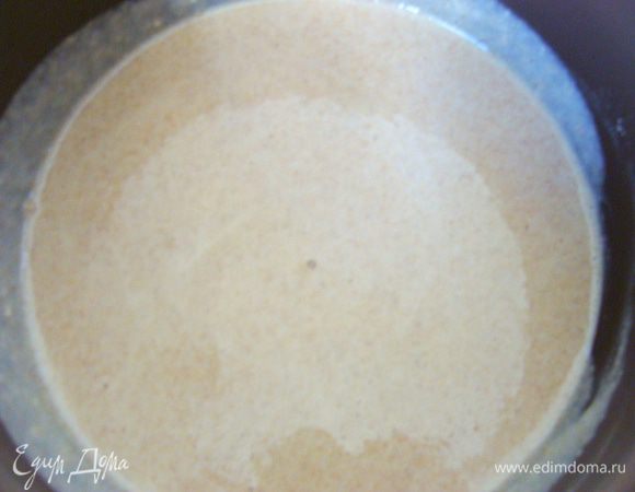 Взять половину закваски, вторую половину я использовала для другого хлеба. К закваске добавить 100 мл растительного масла, соль и сахар по вкусу. Всыпать просеянную муку и замесить сильно тугое тесто. По мере надобности, во время замешивания добавить воды. Разделить его на 3 равные части.