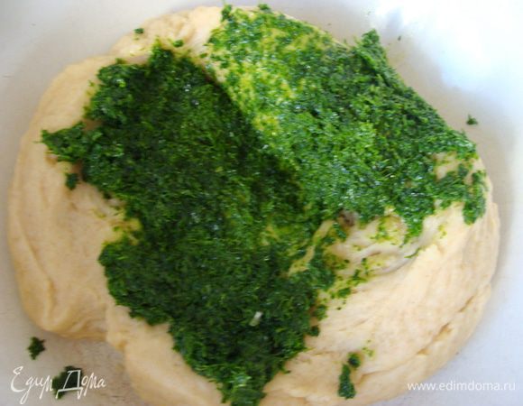 К одной части добавить измельченную в пюре петрушку, немного (примерно 1 с/л) растительного масла, замесить тесто. 