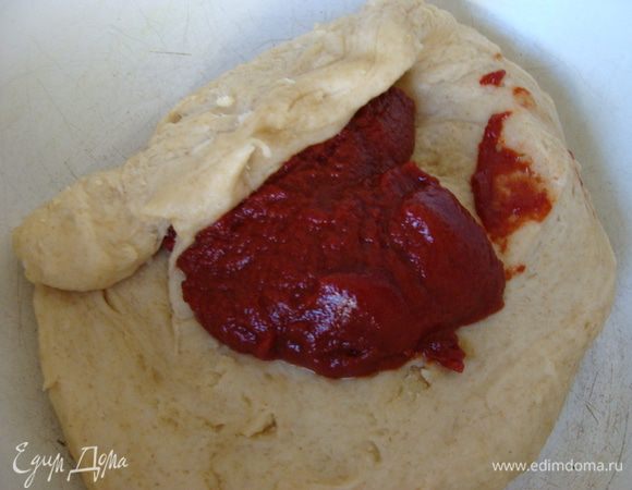 К другой части теста добавить томатную пасту, 1 с/л масла и немного муки. 