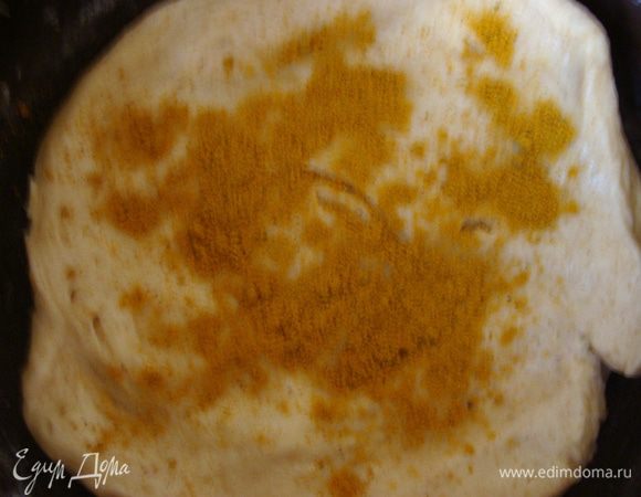 Последнюю часть смешать с куркумой и 1 с/л масла, может капелькой воды. Все части должны получиться одной консистенции. Поставить все части теста в теплое место, накрыть полотенцем или пленкой и дать подойти примерно 1 час.