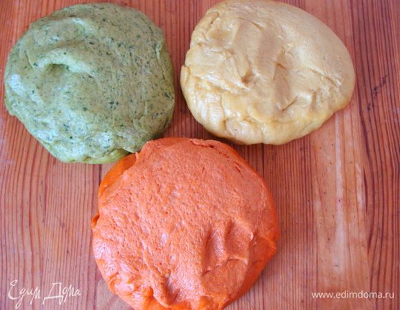 Тесто выложить на стол, вытянуть в жгуты.