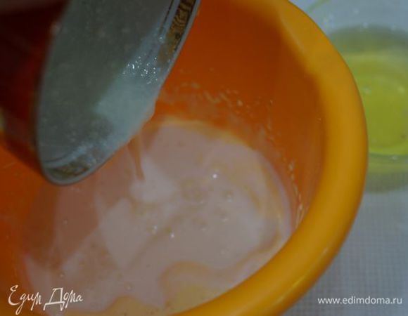 Вливаем кислое молоко, размешиваем.