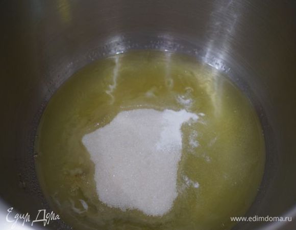 Белки взбиваем со 100 г в устойчивую пену.