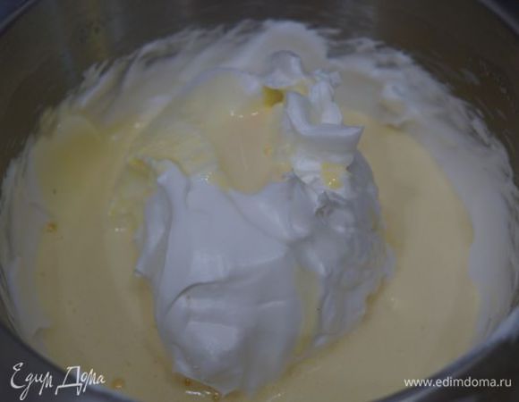 Смешиваем белки с желтками.