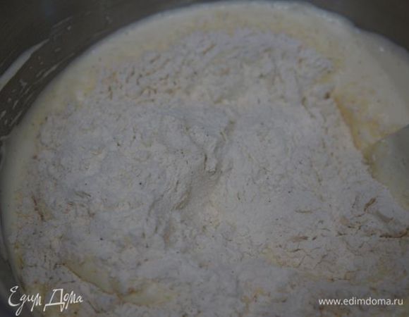 Просеиваем сухую смесь в белки, аккуратно перемешиваем.