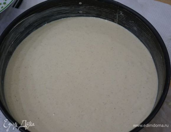 Распределить 1 порцию теста равномерно между всеми формами (на мой "глаз" получилось 170 г, 235 г, 395 г соответственно), хорошо разровнять поверхность.