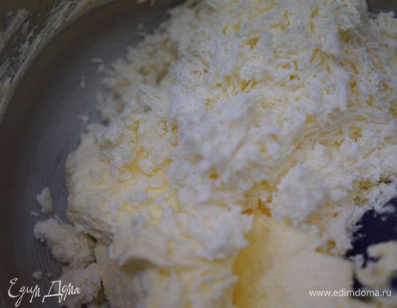 Для крема. Масло взбить с протертым творогом.