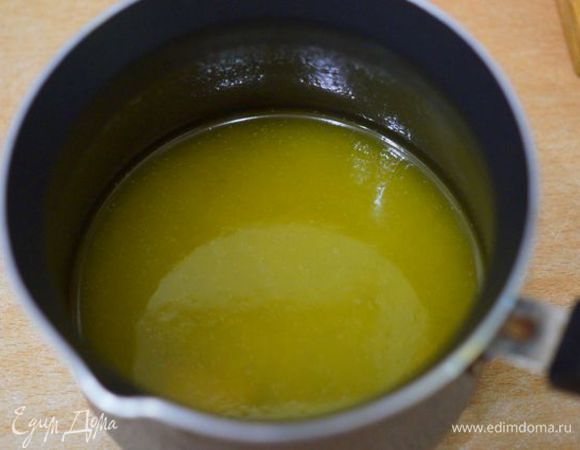 Мед растопить с маргарином. Я не любитель растительных жиров, но совершенно не знаю, есть ли у нас в магазинах аналог продукта под названием "vegetable shortening/crisco"... если у кого-то есть идея по этому поводу - жду с нетерпением Вашего совета!