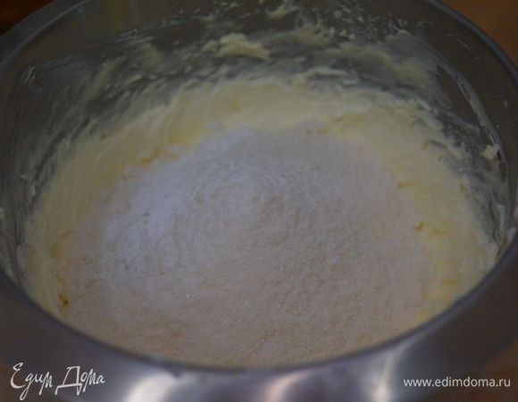 Влить во взбитый крем, добавить сахар, соль и глюкозу, перемешивать, пока крем хорошо не соединится.