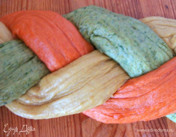 Сплести косу из жгутов. Выложить на противень, накрыть пищевой пленкой и поставить в теплое место отдохнуть, на 1-1.3 ч