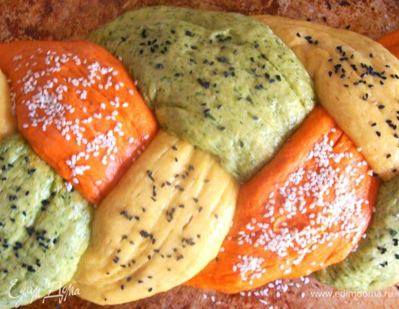 Перед выпеканием можно помазать яйцом, я просто посыпала белым и черным кунжутом.