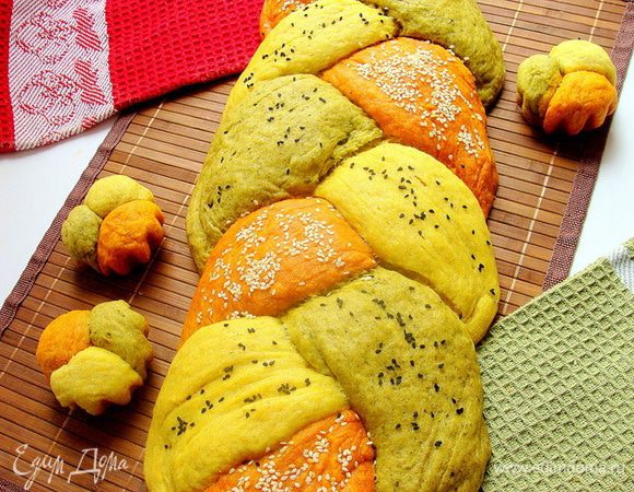 Получается ОЧЕНЬ богатый на вкус хлебушек! Вполне сойдет за самостоятельное блюдо! но и сочетается еще мноооого с чем) фантазируйте!