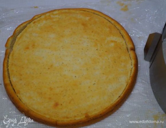 Бисквиты после охлаждения обрезать с помощью тортового кольца, они должны быть абсолютно идентичными!