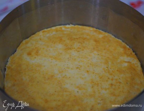 Сборка торта. Большой бисквит заключаем в тортовое кольцо, застеленное по окружности ацетатной пленкой, покрываем кремом, сверху еще бисквит, опять крем, и последний бисквит с кремом, на который выкладываем средний бисквит, слегка вдавливая. Тортовое кольцо плотно зажимаем, ставим в холод на 20-30 минут.