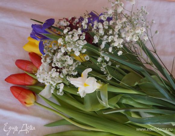 Дальше у меня не было возможности снимать. Но тут все просто: по такому же принципу зажимаем в тортовое кольцо с пленкой бисквиты среднего размера, охлаждаем; завершаем все обрезанным маленькими бисквитами. Минимум 3 часа в холод!