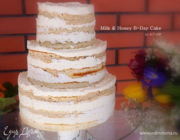 Тортовое кольцо у меня одно, я просто его снимала с большего бисквита и использовала для последующего, меньшего, бисквита. Приятного аппетита!