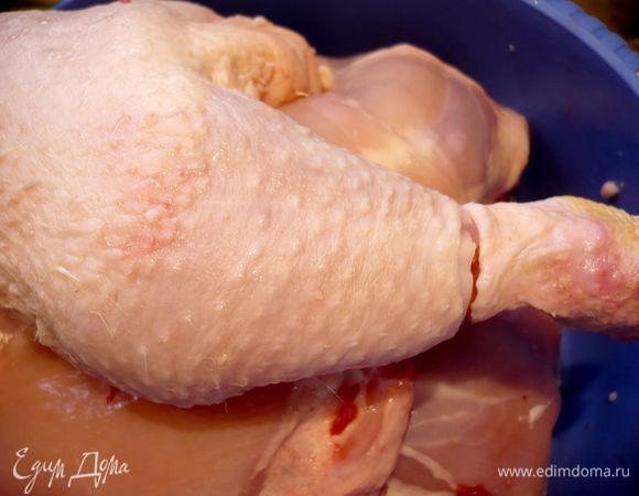 Для начала освободим бедрышки с ножками от кожицы. У меня было их шесть штучек. Промоем мясо и обсушим полотенцем. Подрежем кожу по кругу над хрящиком. И, начиная сверху, помогая себе маленьким острым ножом, снимем кожу.