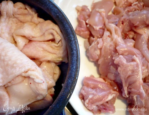 Освободим мясо от костей. Из костей сварим бульон. 