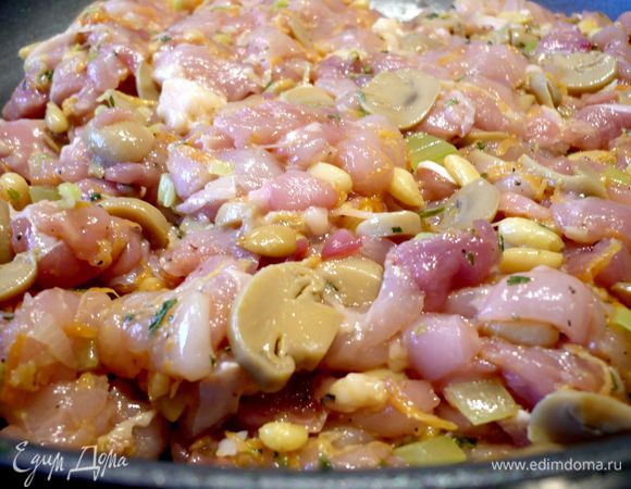 Освободим мясо от сухожилий и нарежем небольшими кусочками. Лук (я использовала только белую часть) очистим и порежем мелко, морковь очистим и потрем на мелкой терке. Сельдерей очистим и порежем мелко. Грибы освободим от жидкости и порежем тонким колечком. Обжарим лук и морковь в оливковом масле, добавим грибы и обжарим все вместе. Снимем с огня, дадим пару минут подстыть. Смешаем с мясом, посолим, поперчим, добавим петрушку, обжаренные на сухой сковороде орешки. Все перемешаем. Разделим начинку на количество ножек. 