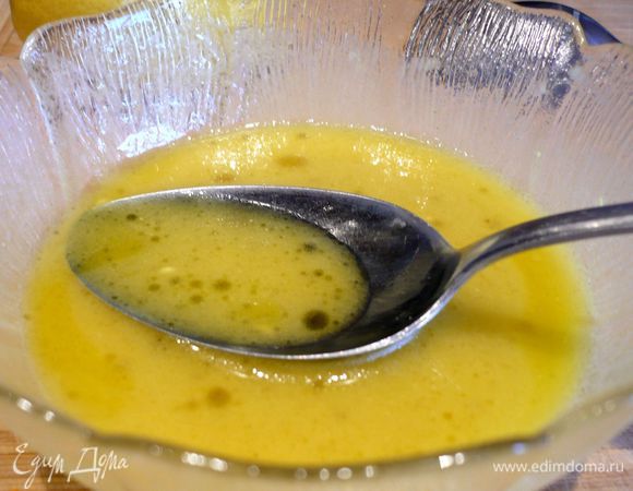 Духовку разогреем до 190 градусов. Приготовим глазурь. Смешаем оливковое масло, горчицу, сок лимона и мед. 