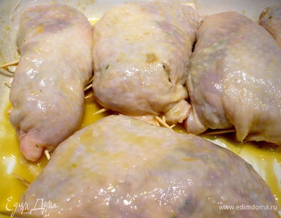 В смазанную маслом форму выкладываем кожицу, наполняем ее начинкой, закрываем кожицу и скрепляем шпажками. Это проделываем со всей начинкой. Затем смазываем глазурью, переворачиваем шпажками вниз и снова смазываем глазурью. Выпекаем в духовке в течение 25 минут, затем поливаем образовавшимся соусом и ставим в выключенную духовку еще на полчаса. Вынимаем шпажки. 