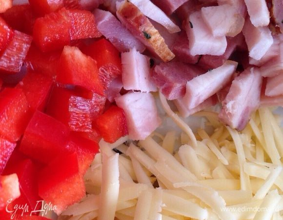 Для начинки: сыр натереть на крупной терке,бекон и перец нарезать не большими кубиками.