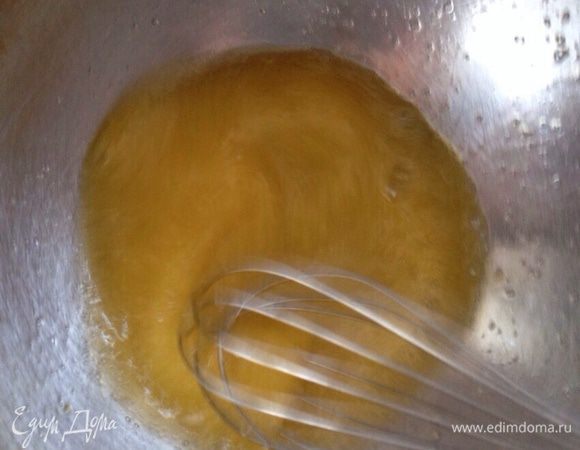 Яйца чуть взбить с сахаром и солью.