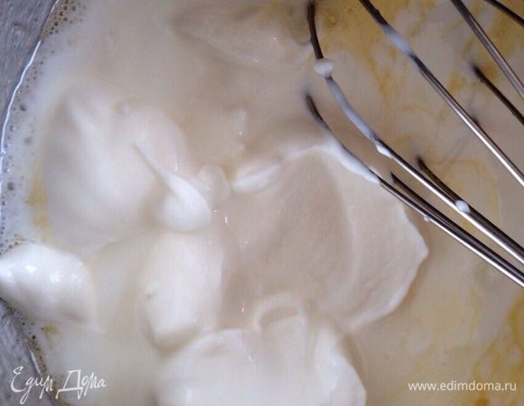 Добавить кефир и сметану. Перемешать до однородности.