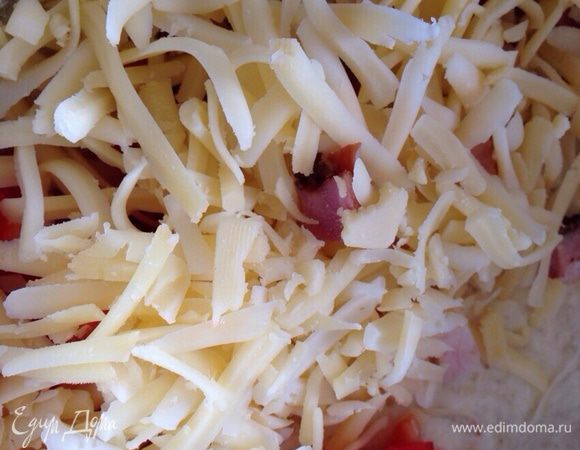 Добавить к тесту:бекон,сыр,перец.Перемешать..