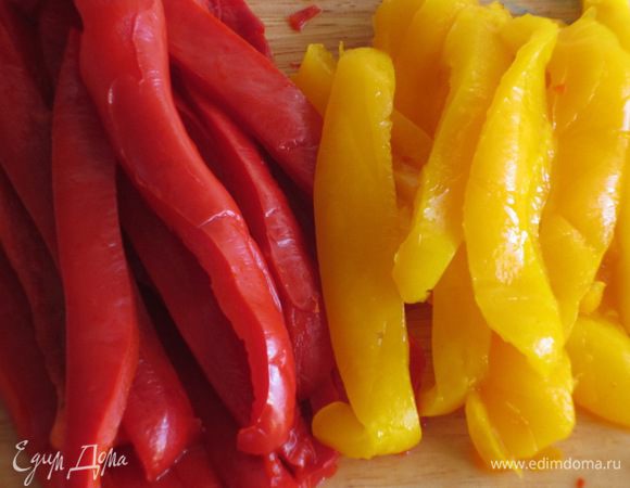 Перцы завернуть в фольгу, выложить на решетку и запечь в разогретой до 220 °С духовке 8-10 минут. Затем положить  перцы в полиэтиленовый пакет, закрыть и оставить на 10 -15 минут. Очистить от сердцевины и нарезать полосками. Петрушку крупно порубить.