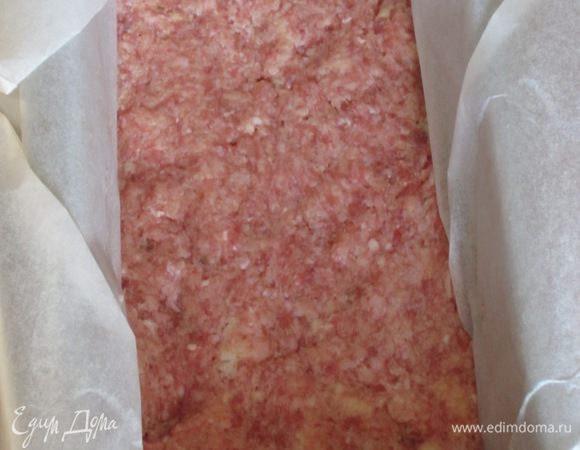 Фарш разделить на 4 части. Прямоугольную форму для кекса смазать оливковым маслом. Одну порцию фарша выложить на дно формы.
